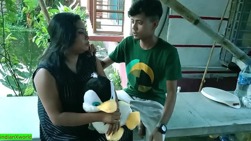 Une étudiante indienne chaude baise après les cours ! sexe chaud avec une petite amie