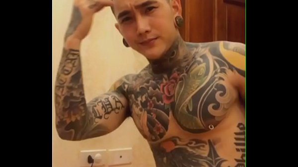 Tätowierter Hotboy zeigt Sex auf Blued