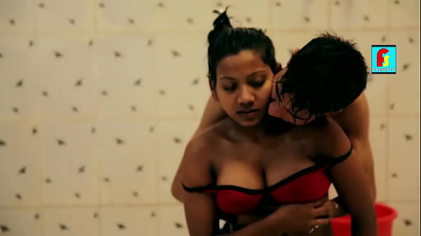 Una ragazza tettona color ebano scuro si bacia con il fidanzato