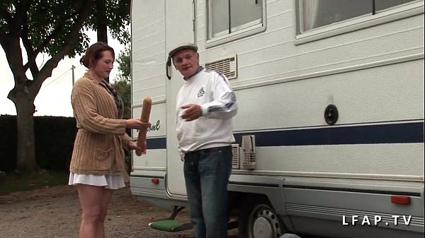 Troia rossa seria sorpresa in una doppia penetrazione in una gangbang con un vecchio