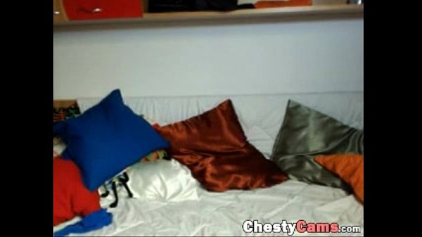 拥有完美奶子的黑发美女在她的凸轮秀中跳舞（新）