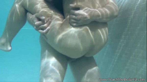 Asiatische MILF entspannt den Mann