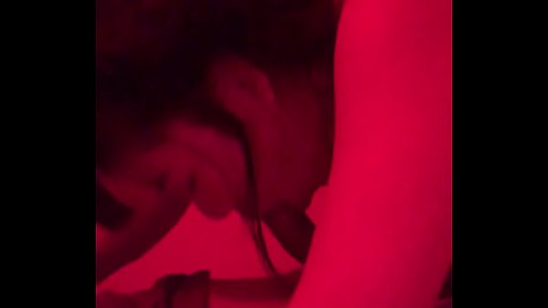 A garota engole todo o esperma