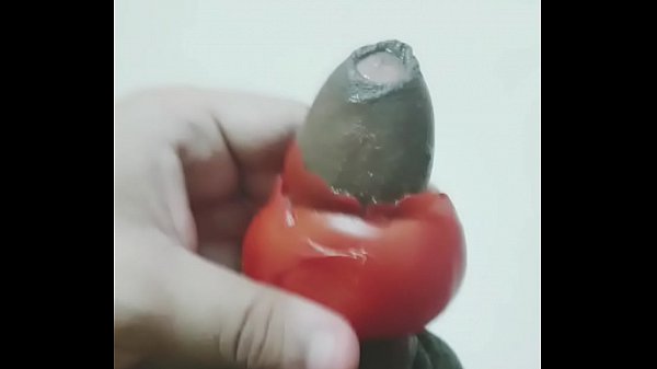Un indiano scopa un pomodoro