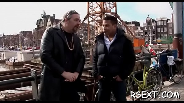 Geiler Kerl besucht die Prostituierten und lässt sich einen dicken Schwanz lutschen