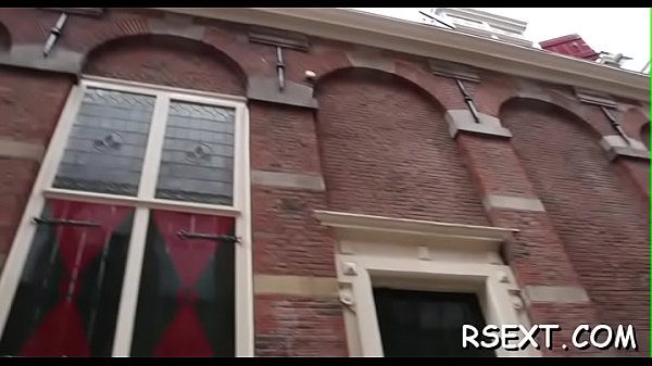 Un tizio osceno visita le prostitute e si fa succhiare un grosso cazzo