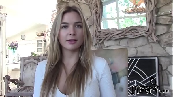 Begehrenswertes Küken spielt mit langem Ständer