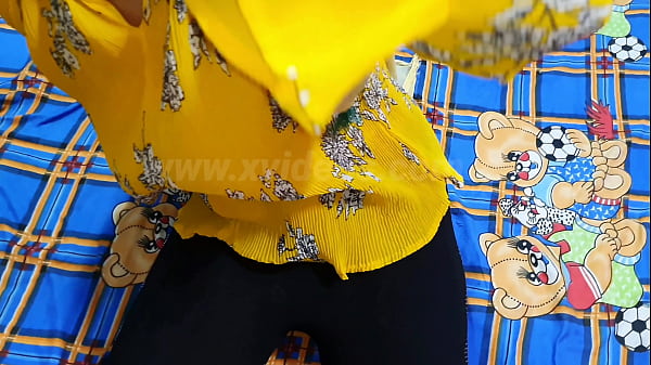 Sensuale ragazza teenager stuzzica in anale