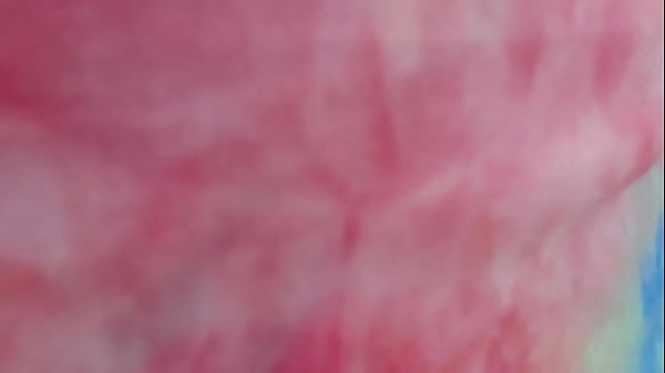 Nicoletta fait du shopping et dans le vestiaire, elle mouille complètement son short de sport. Vous voulez l'espionner ?