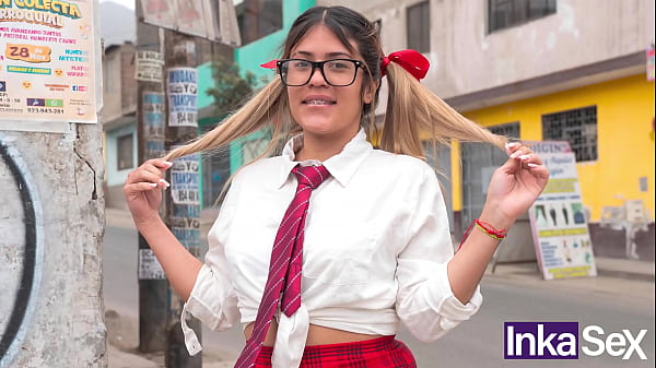 Una colegiala tímida folla por poco dinero
