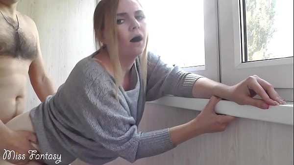 Una giovane moglie follemente sexy scopre che il marito la tradisce