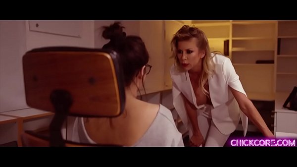 Die MILF-Lesbenchefin Alexis Fawx fühlt sich gerade so geil, dass sie schnell ihre sexy Teenie-Assistentin anrief und einen heißen Lesbensex mit ihr begann.