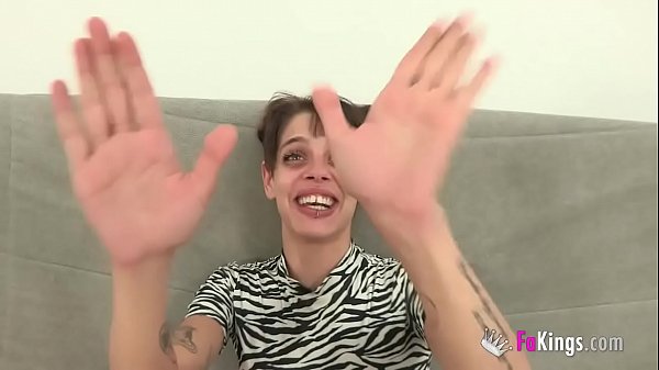 &quot_CHE DIAVOLO È QUELLO??&quot_ Iris e il suo primo CAZZO GIGANTE