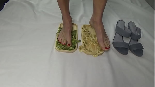 Calpesto i frutti con i piedi