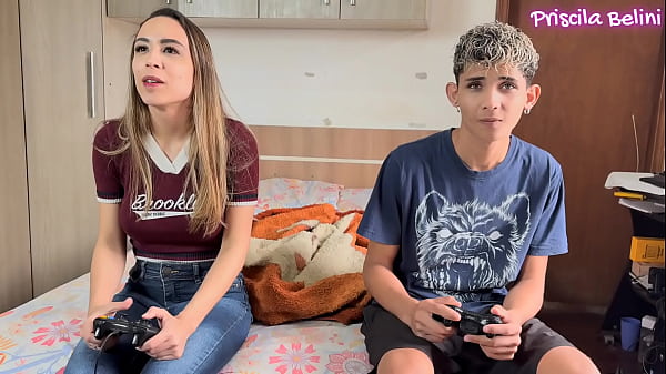 Hübsches junges Mädchen zeigt sich