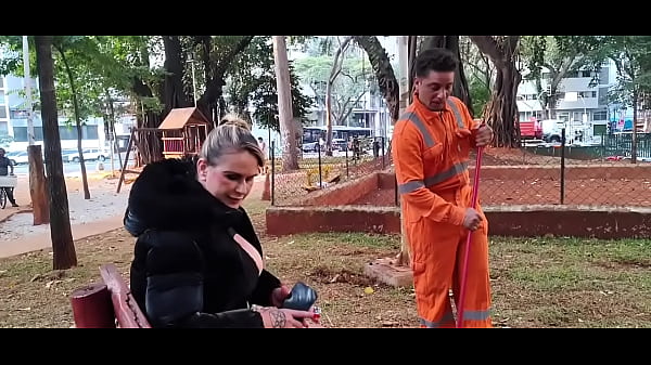 El extraño limpiador que barre las hojas también tiene que limpiarle el culo a la jefa rubia con un cepillo, míralo en XRD o fírmalo aquí