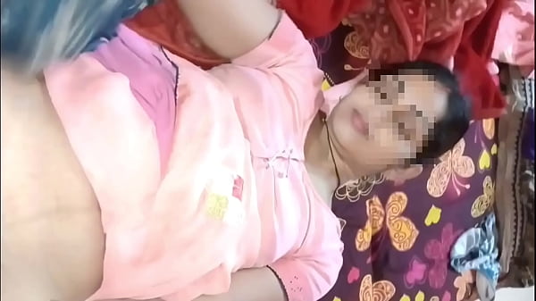 Una pareja india de recién casados ​​tiene una relación sexual a medianoche