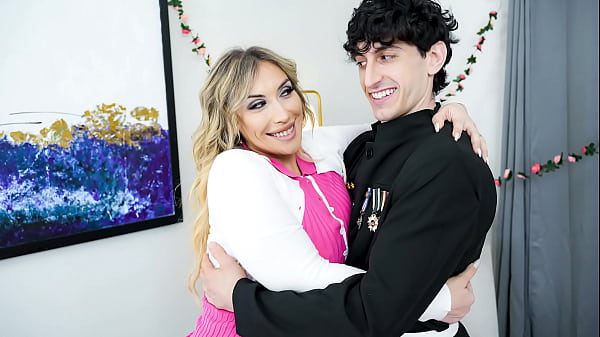 Der dekorierte Militärmann ist seinem Stiefschlund zu nahe - Mia James | GelangweiltMa