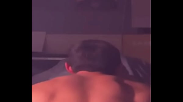 Nachdem ich uns getrunken habe, locke ich meine neugierige Fotze mit meinem Schwanz an