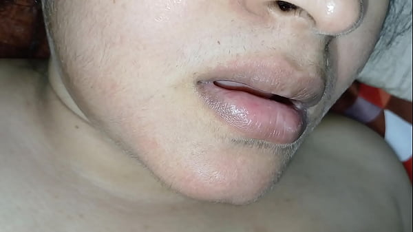 Minha meia-irmã indiana está sozinha no quarto dela e eu entro para transar com ela