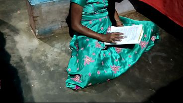 देसी भाभी किताब पढ़ते हुए अपने टीचर को चोदो