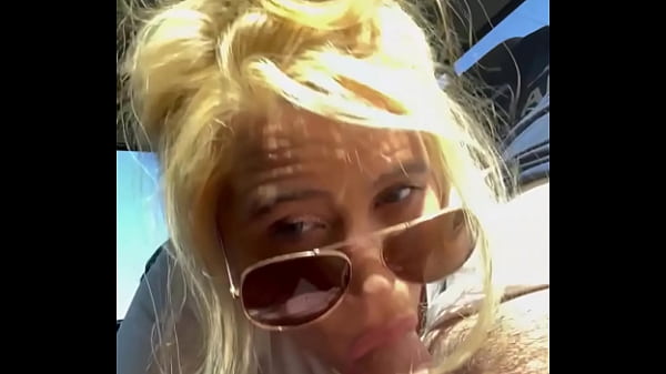 Streetwalker wearing sunglasses gives an incredible blowjob and takes a huge facial