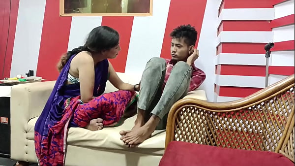 Heiße indische MILF mit großen Brüsten fickt ihren Stiefsohn mit Leidenschaft