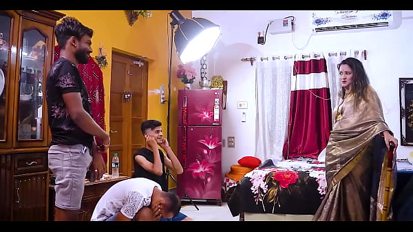 成熟的印度大胸部哥在真正的德西三人性爱与朋友