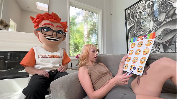 Pretty Teen Girl enjoys herself in cumshot