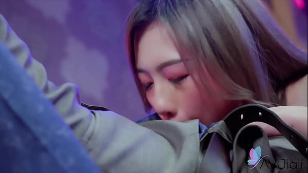 Das heiße chinesische Mädchen Lin Siyu lutscht Schwänze und wird hart genagelt.