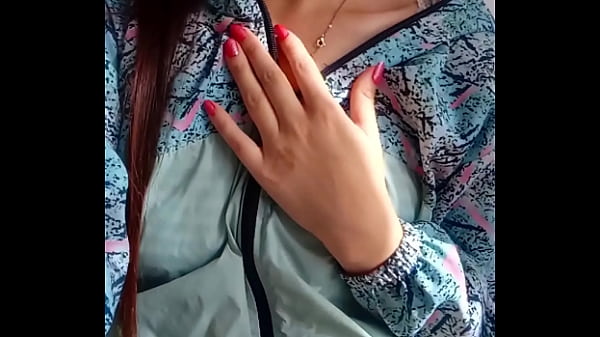 Süßes Teenie-Mädchen tritt in Latina auf