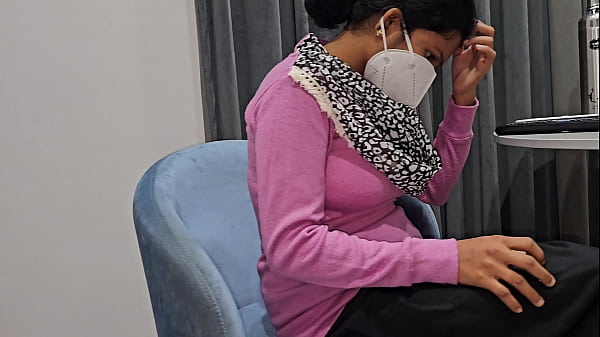 Hermosa adolescente se desnuda sexy