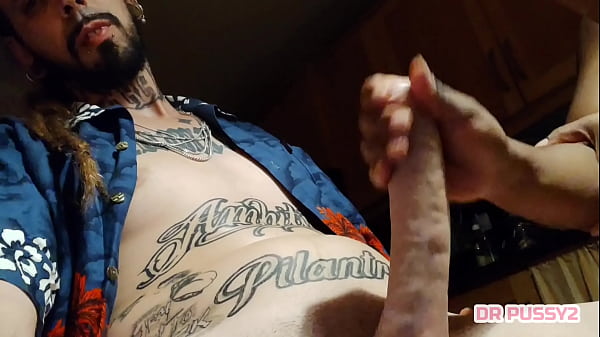 MUJER AFRICANA MASTURBA DE FORMA SALVAJE AL MEJOR AMIGO DE SU MARIDO Y SE DEJA GRABAR TODO MIENTRAS EL BOCINA HACE EL TURNO DE NOCHE