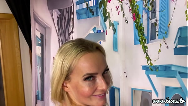 Una calda MILF mora contro una bella moglie bionda in una prova senza mutandine e con una lingerie sexy diversa