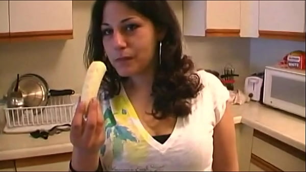 NDNgirls - Ragazza indiana nativa americana di Ojibwe succhia un cazzo nero mentre fuma e mangia McDonalds POV con Danica / Shimmy Cash