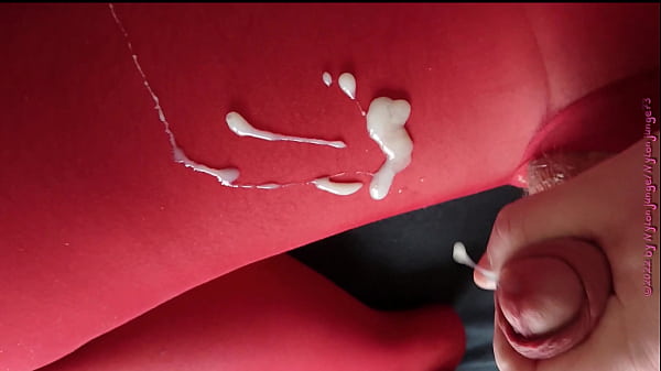 Nylonjunge wichst in roter Strumpfhose