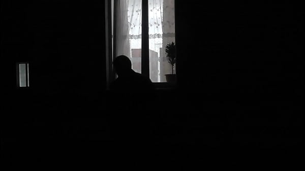 Durch Fenster gucken. Voyeur. Abends schaut ein zufälliger Passant auf der Straße ins Schlafzimmerfenster und filmt mit der Smartphone-Kamera, wie sich die sexy blonde MILF auszieht, ins Bett geht, ihre Muschi masturbiert und einen starken, feuchten Orgasmus bekommt. Draußen Draußen