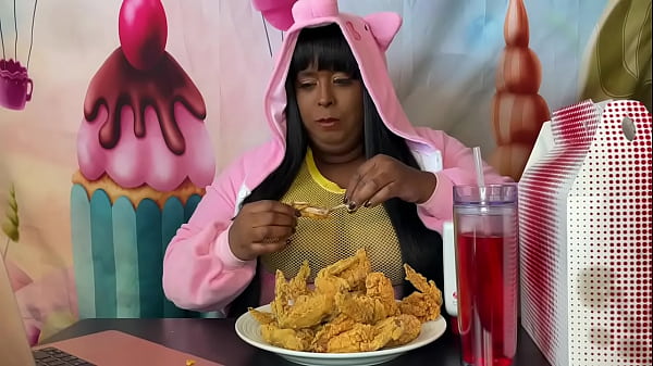 Feedmetons è un maiale grasso!!! SSBBW si riempie la faccia mentre guarda il porno. Feederismo