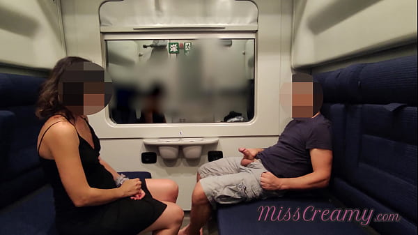 Dick flash - Tiro fuori il cazzo davanti a un insegnante sul treno pubblico e mi aiuto a venire in bocca 4K - è molto rischioso Quasi sorpreso da uno sconosciuto vicino - MissCreamy