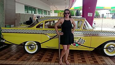 Ragazza sexy si masturba al ristorante e si mostra nuda in pubblico