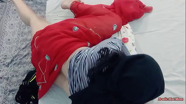 由于监控摄像头，我继姐的真相被曝光，她被抓到戴着头巾与我的朋友发生性关系