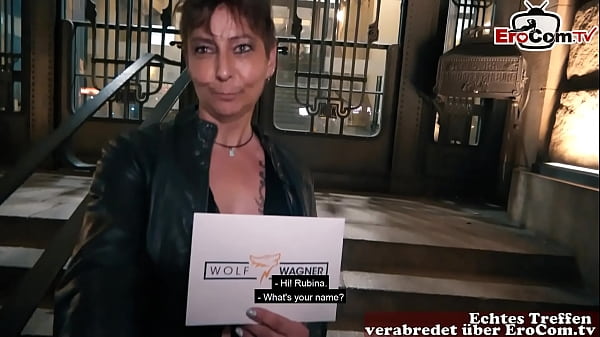 Una donna matura tatuata con i capelli corti viene scelta per un appuntamento