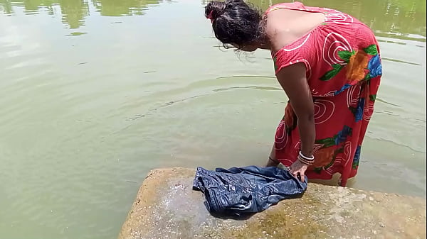 La bella teenager si diverte in modo amatoriale