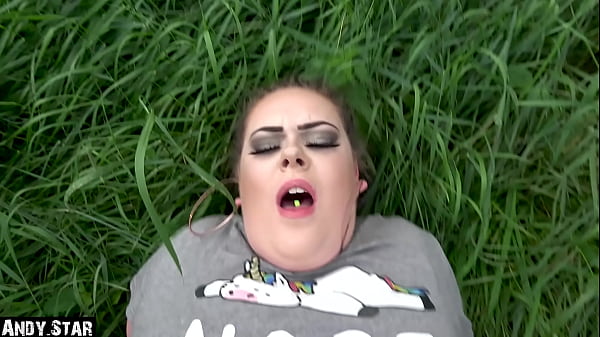 BBW TEENY GETS FUCKED OUTDOOR BECAUSE SHE WANTED TO PISS AND GET CREAMPIE