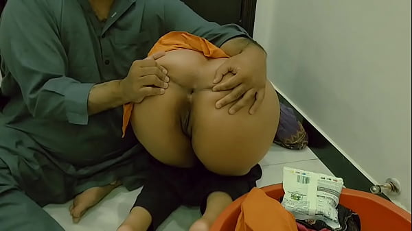 帮助我的德西继母洗衣服