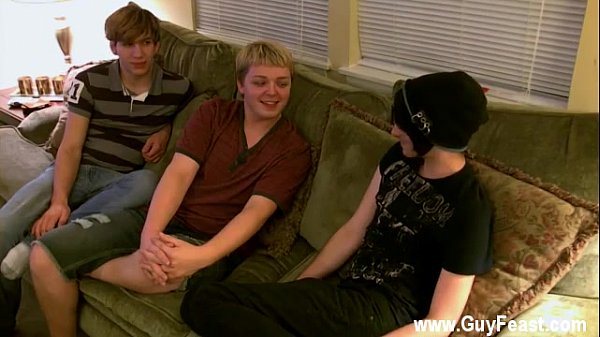 Galo Gay Aron, Kyle e James estão suspensos no sofá e